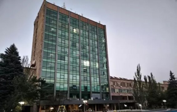 «Մերգելյանի» անվան ինստիտուտի տանիքը փլուզվել է, քաղաքացին վայր է ընկել՝ ստանալով վնասվածքներ