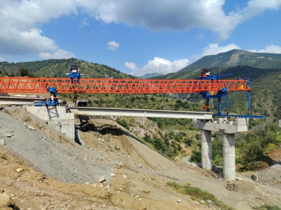 ՀՀ-ում առաջին անգամ կամուրջների հեծանների մոնտաժումն իրականացվում է կախովի հեծանատեղադրիչ կայանքի միջոցով