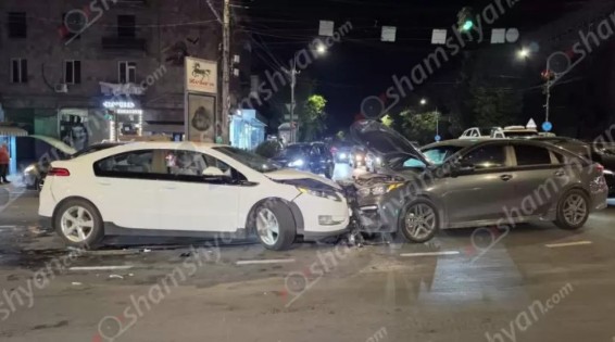 Երևանում բախվել են Volkswagen-ը, Kia-ն,Chevrolet-ը և Kia Forte-ն. 2 անչափահասները հոսպիտալացվել են
