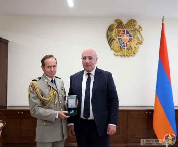 Մեդալով են պարգևատրել Ֆրանսիայի ռազմական կցորդ Առնո Էլիին