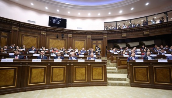 «Ուժեղ Հայաստան»-ի պատգամավորները կլքեն ԱԺ-ն և կշարժվեն դեպի Էջմիածին