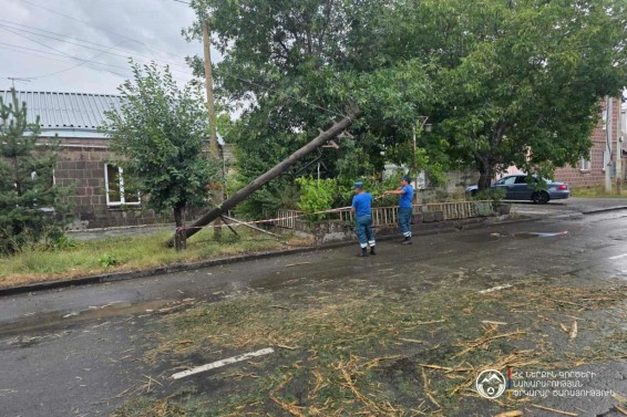 Քամուց և անձրևից ջրալցվել են Գյումրու մի շարք հասցեների նկուղներ, բակային հատվածներ, կոտրվել են ծառի ճյուղեր և թեքվել էլեկտրասյուն