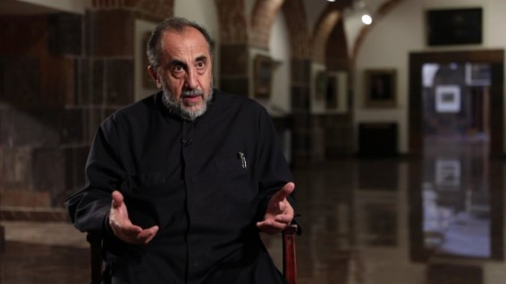 Սուվերեն երկրի դատախազն ու Վերաքննիչ դատարանի դատավորի օգնականը ռուսերեն են ստորագրում․ Սրբազան
