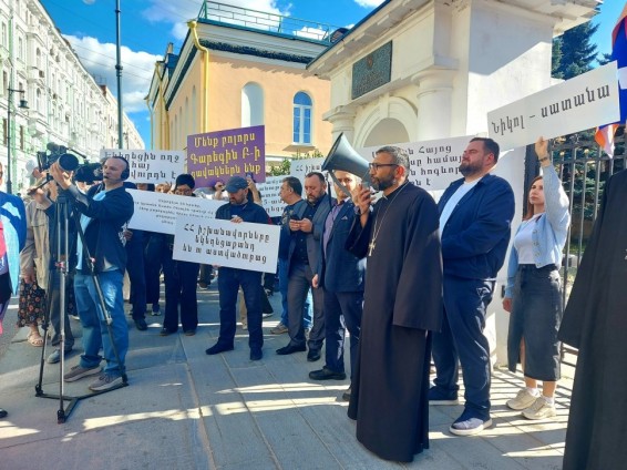 «8-ամյա իշխանությունը դատում է 1725-ամյա Եկեղեցուն». բողոքի ակցիա՝ Մոսկվայում ՀՀ դեսպանատան դիմաց