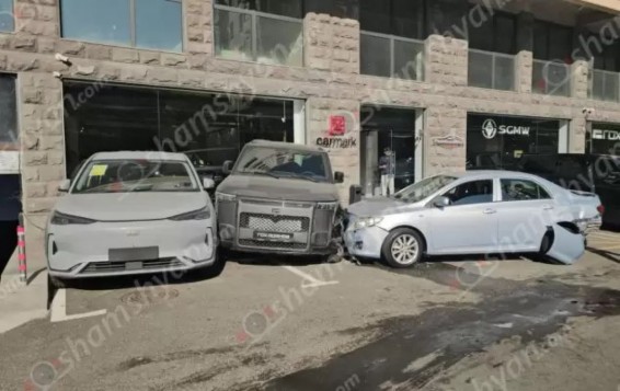 Խոշոր ավտովթար Երևանում. կա 5 վիրավոր, 3-ը՝ անչափահաս