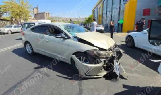 «Hyundai Elantra»-ն վրաերթի է ենթարկել հետիոտնի, ապա բախվել «Ford Transit»-ին, վերջինն էլ բախվել է «Tesla»-ին. պայքարում են վիրավորի կյանքի համար