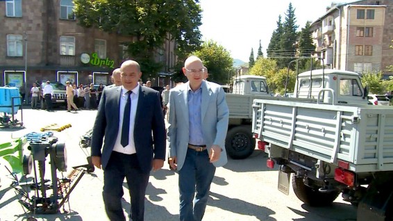 Միքայել Վարդանյանը Տավուշին նվիրել է 128 մլն. դրամի խոշոր գյուղտեխնիկա և բեռնատար մեքենաներ