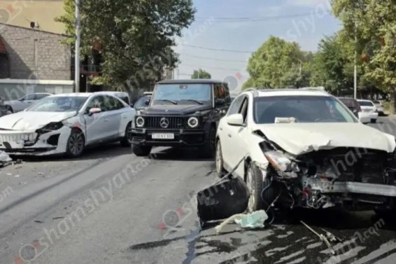 Բախվել են «Infinity» և «Hongqi» մակնիշի ավտոմեքենաները
