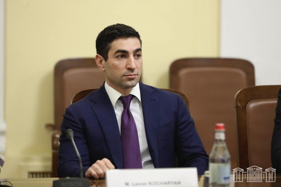 Հանրայինի գլխավոր քաղաքական հաղորդումը վարում է նախարարներից մեկի ամուսինը, նման իրավիճակը լուրջ հարցեր է առաջացնում խմբագրական անկախության և անաչառության վերաբերյալ. Լևոն Քոչարյան