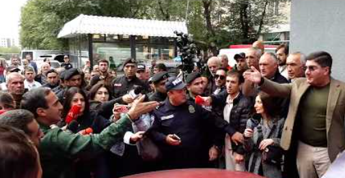 Էսա կթքեմ վրեդ, այ համբալ. վեճ Մեսրոպ Մանուկյանի ու Աջափնյակի թաղապետի միջև