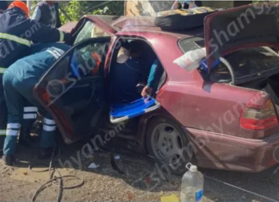 Արենիում բախվել են «Kia»-ն ու «Mercedes»-ը․ 2 վիրավորի մեքենայից դուրս են բերել փրկարարները