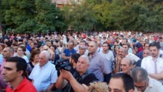 Այս պահին բազմամարդ միտինգում պահանջում են Գագիկ Ծառուկյանի վերադարձը