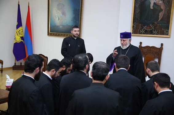 Ամենայն Հայոց Կաթողիկոսն ընդունեց նորաօծ քահանաներին