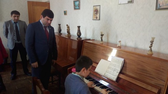 Photo. Դավիթ Համբարձումյանը անակնկալ այց կատարեց Մասիսի Առնո Բաբաջանյանի անվան երաժշտական դպրոց