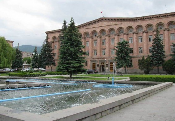 Բանակցում են Վանաձորում «Էշը թարս հեծնածների հետ»