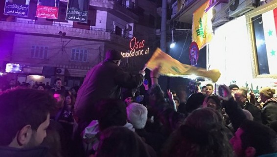 Жители Алеппо празднуют освобождение города: 