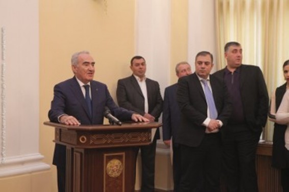 Գալուստ Սահակյանը շնորհավորել է ՀՀ ԱԺ աշխատակազմին