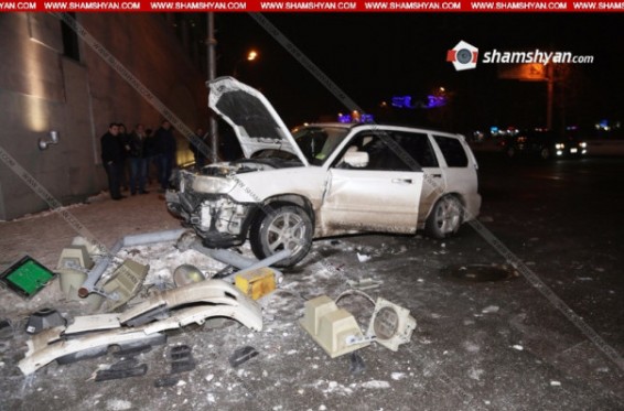 Երևանում 24-ամյա վարորդը Subaru-ով բախվել Opel-ին ու տապալել խաչմերուկում երթևեկությունը կարգավորող լուսակիրը