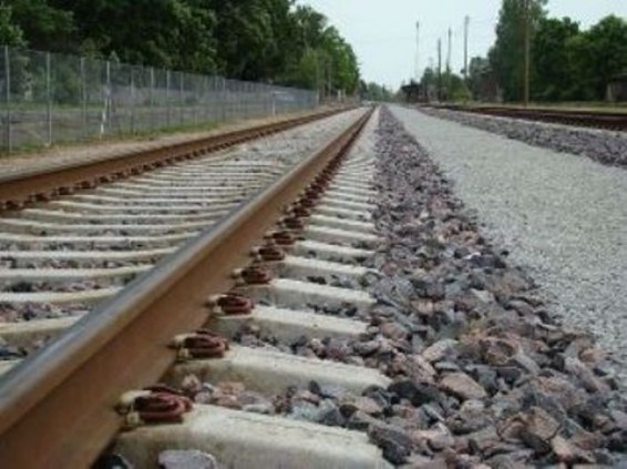 Հարբած կինը պառկել է երկաթգծի վրա