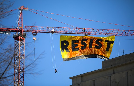 Протестующие против Трампа забрались на подъемный кран в центре Вашингтона