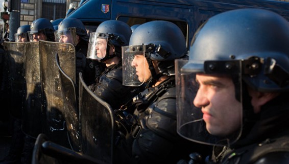 В Париже демонстранты против насилия полиции заблокировали входы в лицеи