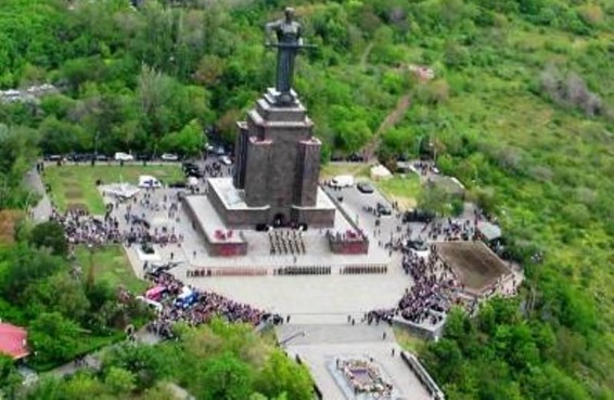 ՀՌՕ զորքերի հրամանատարը Երեւանում այցելել է Ծիծեռնակաբերդ