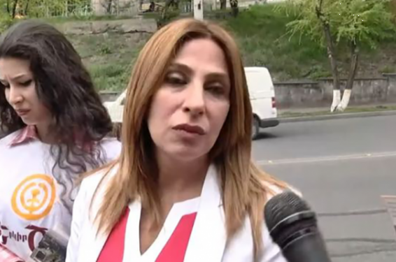 Զարուհի Փոստանջյանը քարոզարշավ իրականացրեց Տարոն Մարգարյանի առանձնատան մոտ