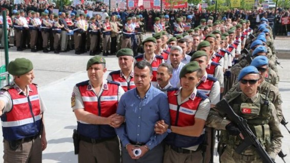 Турция: обвиняемых в попытке переворота строем провели на суд