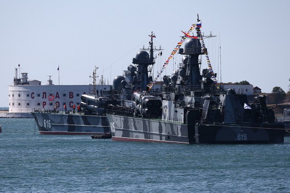 Корабли Черноморского флота провели учебный бой в Средиземном море