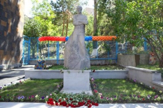 Հրանտ Մաթևոսյանի արձանը թեքվել է