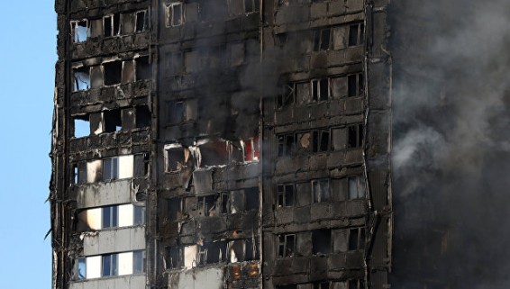 Очевидцы рассказали, как люди выталкивали детей из горящего в Лондоне дома