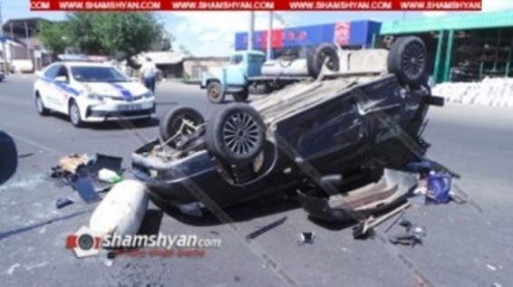 Բախվել են մարդատար Газель-ը, Mercedes-ն ու ВАЗ 21102-ը, վերջինն էլ գլխիվայր շրջվել է