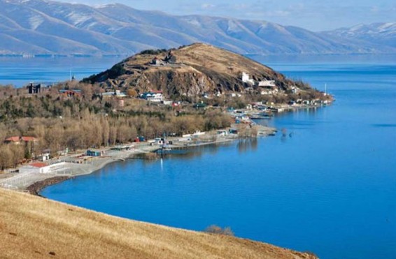 Ահազանգ ԱԻՆ-ում. Սևանա լճում նկատվել է քաղաքացիներով լի չգործարկվող մոտորանավակ