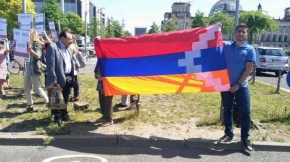 Հայերն ու ադրբեջանցիները Բեռլինում կողք-կողքի բողոքի ցույցի են ելել Ադրբեջանի նախագահի դեմ